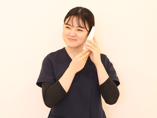 電話を持ったスタッフ