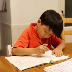 勉強をする子ども